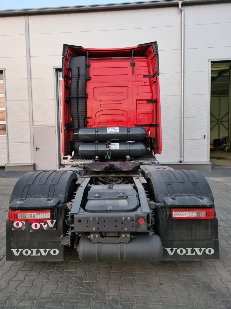 Volvo FH 500 duální pohon diesel CNG nádrže za kabinou